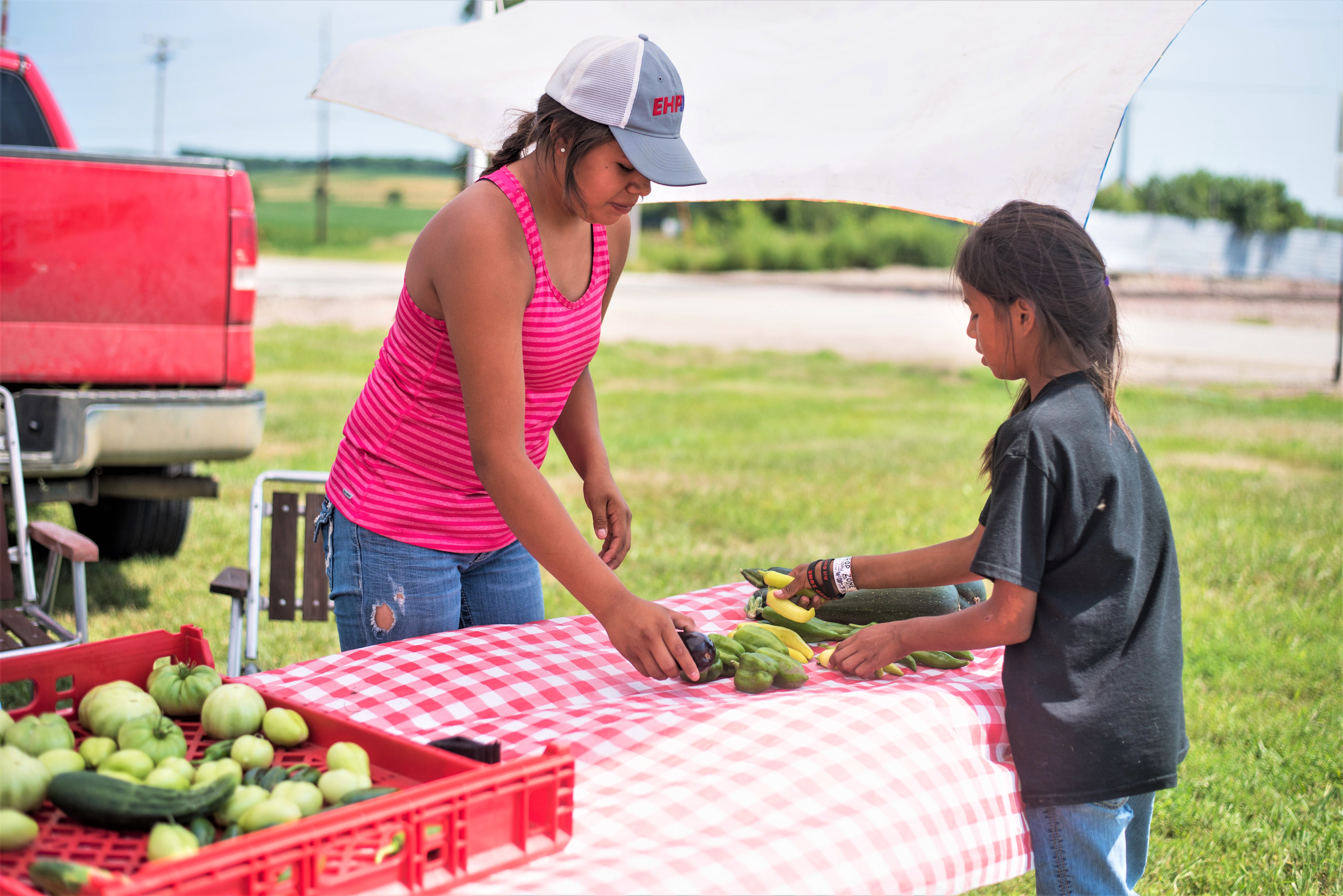 Niños vendiendo productos agrícolas