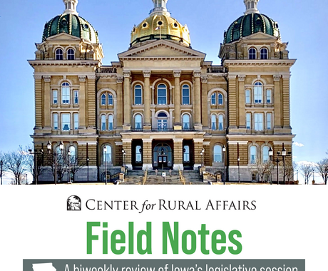 Edificio del capitolio de Iowa bajo un cielo azul con el logotipo de Field Notes