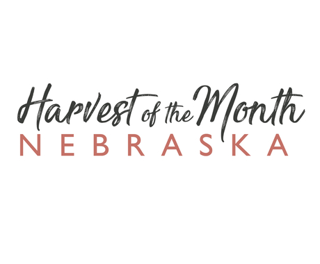 Logotipo de la Cosecha del Mes de Nebraska, letras negras y rojas