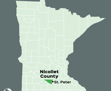 Imagen de un mapa de Minnesota con los límites de los condados. Se destaca el condado de Nicollet, con la ciudad de St. Peter identificada con un punto. El mapa es de color verde claro y está delimitado con un relleno gris. El logotipo del Centro de Asuntos Rurales se encuentra en la esquina inferior izquierda de la imagen.