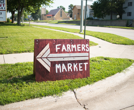 Sign directing people to the Farmers Market