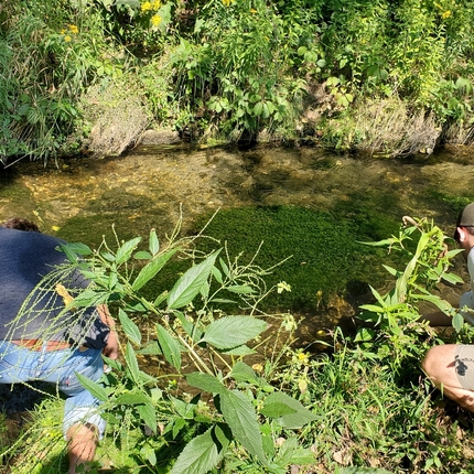 Dos personas recogiendo muestras de agua.
