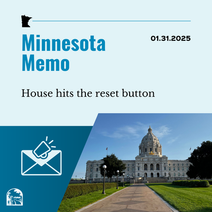 Gráfico azul que dice "Minnesota Memo" y "01.31.2025" en la parte superior, luego "House hits the reset button" con una foto del capitolio estatal de Minnesota en la esquina inferior derecha y una imagen de un sobre y un megáfono en la esquina inferior izquierda 