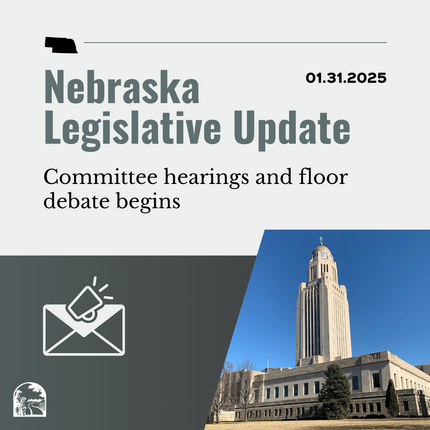 Gráfico gris que dice "Actualización legislativa de Nebraska" y "01.31.2025/XNUMX/XNUMX" en la parte superior, luego "Comienzan las audiencias del comité y el debate en el pleno" con una foto del edificio del Capitolio del estado de Nebraska en la esquina inferior derecha y una imagen de un sobre y un megáfono en la esquina inferior izquierda 
