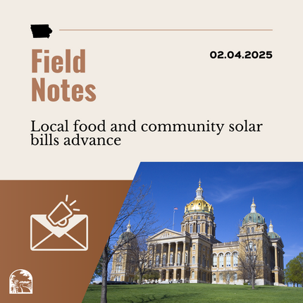 Gráfico marrón que dice "Notas de campo" "Avanzan las facturas de alimentos locales y energía solar comunitaria" con una imagen de un sobre y una foto de un gran edificio que es el capitolio estatal de Iowa