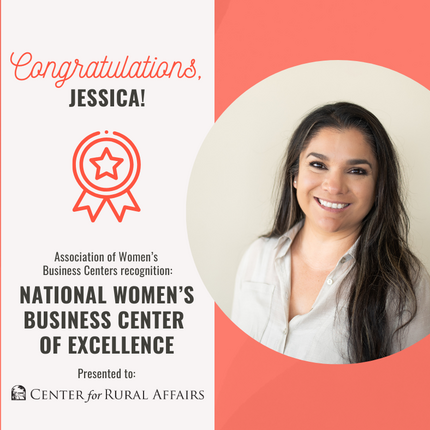 Un gráfico con un fondo color salmón que dice: "¡Felicitaciones, Jessica! Reconocimiento de la Asociación de Centros Empresariales de Mujeres: Centro Nacional de Excelencia Empresarial de Mujeres Otorgado a: Centro para Asuntos Rurales". A la derecha del texto, hay una foto circular de una mujer sonriendo a la cámara. Tiene cabello largo, oscuro y liso y viste una camisa gris abotonada.
