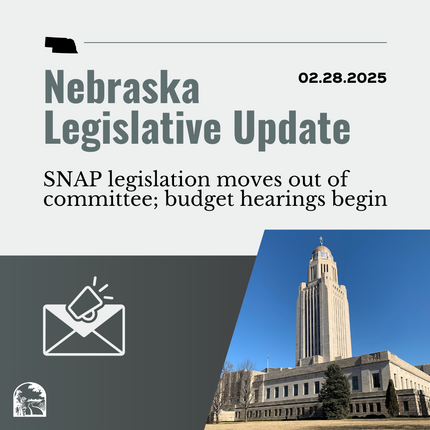 Gráfico gris que dice "Actualización legislativa de Nebraska" y "02.28.2025/XNUMX/XNUMX" en la parte superior, luego "La legislación SNAP sale del comité; comienzan las audiencias presupuestarias" con una foto del edificio del Capitolio del estado de Nebraska en la esquina inferior derecha y una imagen de un sobre y un megáfono en la esquina inferior izquierda 