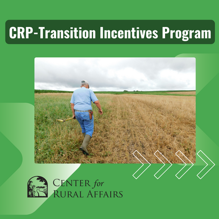 Gráfico verde que dice "CRP-Programa de incentivos de transición" en la parte superior, con una imagen de la espalda de un hombre mayor, sosteniendo una pala, alejándose de la cámara en un campo. El texto que dice "Centro para Asuntos Rurales" está en la parte inferior.