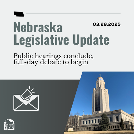 Gráfico gris que dice "Actualización legislativa de Nebraska" y "03.28.2025/XNUMX/XNUMX" en la parte superior, luego "Concluyen las audiencias públicas, comienza el debate de día completo" con una foto del Capitolio del estado de Nebraska en la esquina inferior derecha y una imagen de un sobre y un megáfono en la esquina inferior izquierda 