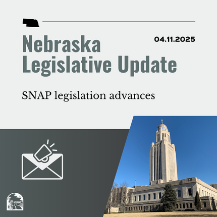 Gráfico gris que dice "Actualización legislativa de Nebraska" y "04.11.2025" en la parte superior, luego "Avanza la legislación SNAP" con una foto del Capitolio del estado de Nebraska en la esquina inferior derecha y una imagen de un sobre y un megáfono en la esquina inferior izquierda. 