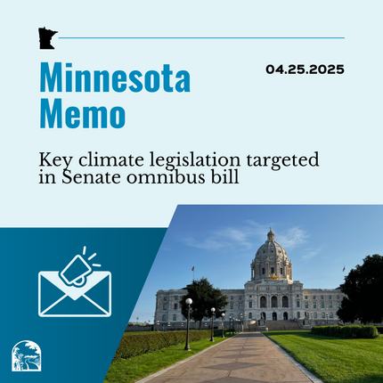 Gráfico azul que dice "Minnesota Memo" y "04.25.2025" en la parte superior, luego "Legislación climática clave en el punto de mira del proyecto de ley ómnibus del Senado" con una foto de la legislatura estatal de Minnesota en la esquina inferior derecha y una imagen de un sobre y un megáfono en la esquina inferior izquierda.