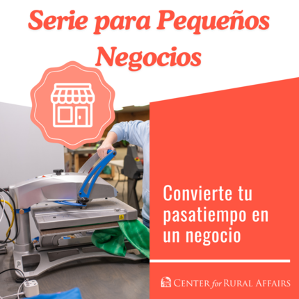 Grafico que dice "Serie de Pequeños Negocios" arriba con una foto de una mano presionando una camiseta en una maquina. Al lado derecho de la imagen dice "convierte tu pasatiempo en un negocio"