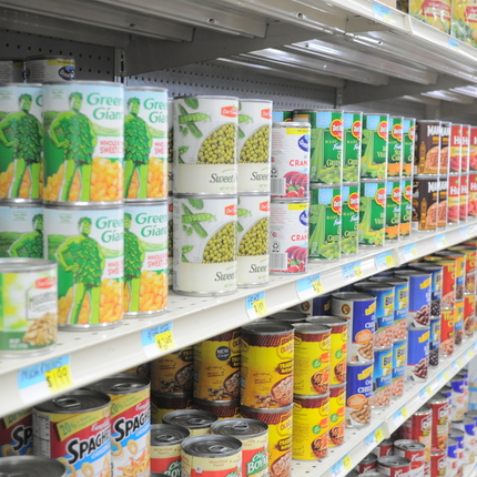 Latas en un estante de una tienda de comestibles