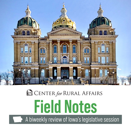 Edificio del capitolio de Iowa bajo un cielo azul con el logotipo de Field Notes