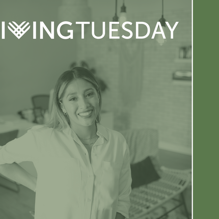 Mujer de pie en un salón con una superposición verde en la foto y "Giving Tuesday" encima de la imagen