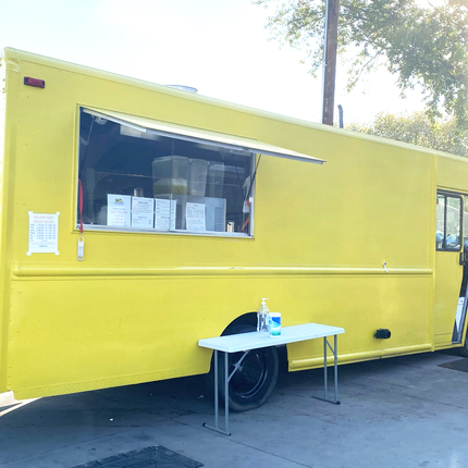 camión de comida estacionado 