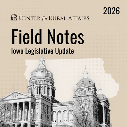 Un gràfic amb fons beix que diu "2026 Field Notes Iowa Legislative Update" (Notes de camp de 2026, actualització legislativa d'Iowa). Hi ha una imatge en blanc i negre del Capitoli estatal d'Iowa i el logotip del Centre d'Afers Rurals.
