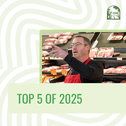 Un gráfico verde y blanco con un cuadro verde claro en la parte inferior que dice "TOP 5 DE 2025". Hay una imagen de un hombre con una camisa negra de manga larga y un delantal rojo parado frente a un refrigerador de carne en una tienda de comestibles.