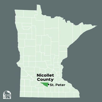 Imagen de un mapa de Minnesota con los límites de los condados. Se destaca el condado de Nicollet, con la ciudad de St. Peter identificada con un punto. El mapa es de color verde claro y está delimitado con un relleno gris. El logotipo del Centro de Asuntos Rurales se encuentra en la esquina inferior izquierda de la imagen.