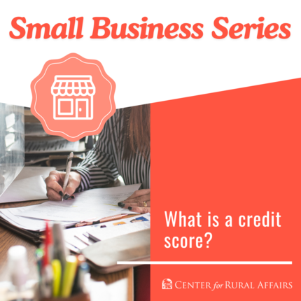 माथि "Small Business Series" भन्ने ग्राफिक, त्यसपछि "क्रेडिट स्कोर के हो" लेखिएको महिलाको हातले कलमले कागजी कार्य भरेको फोटो सहित