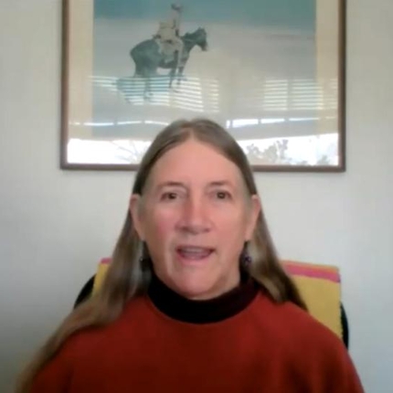 Margaret Scoles, directora executiva de l'Associació Internacional d'Inspectors Orgànics, porta un jersei vermell i té els cabells llargs i grisos.