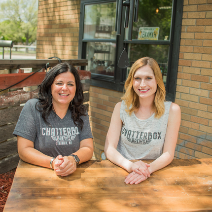 Dos mujeres empresarias en un restaurante