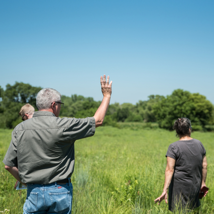 Hombre y mujer en el campo