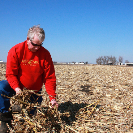 El granjero Dwight Dial en el campo