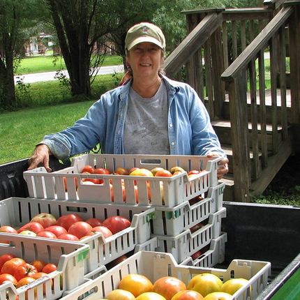 Mujer empaquetando verduras