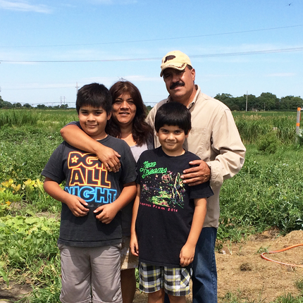 Familia latina en el campo