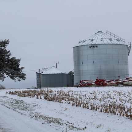 Silos de grano con nieve
