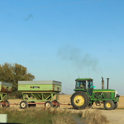Tractor con remolque de grano durante la cosecha.