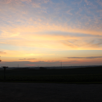 Amanecer sobre un campo rural
