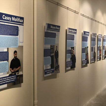 Exposición sobre diversidad en la pared