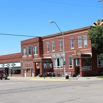 Hotel histórico en la calle principal de Loup City, Nebraska.