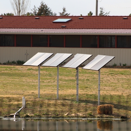 Pequeños paneles solares en una granja.