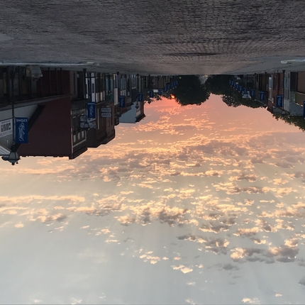 Foto de la calle principal de ladrillo con edificios alineados a ambos lados, sin autos