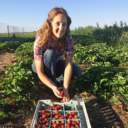 Mujer con tomates en el jardín