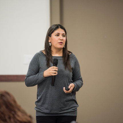 Mujer dando presentación