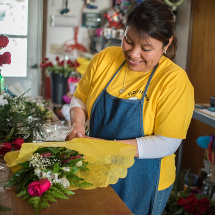 Dona empresària a floristeria