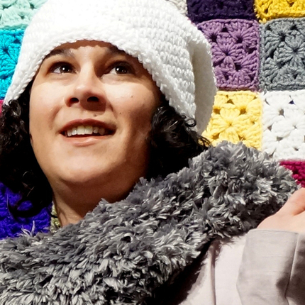 Mujer con gorro de punto