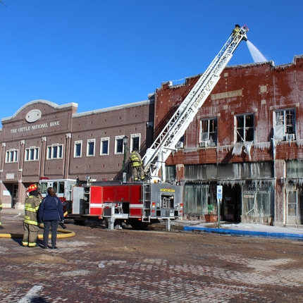 Los bomberos combaten un incendio en invierno.
