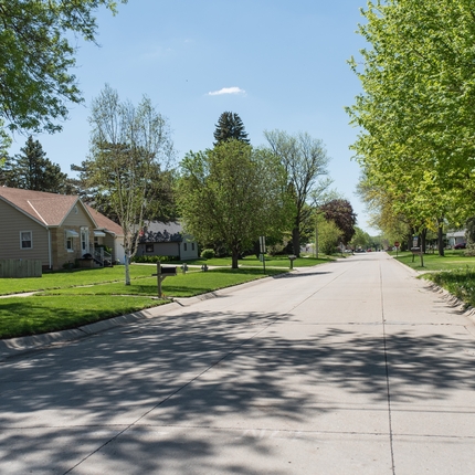 Calle de pueblo pequeño 