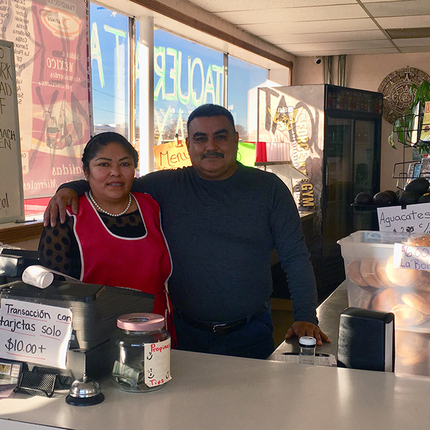 Propietarios de un negocio en un restaurante (mujer y hombre)