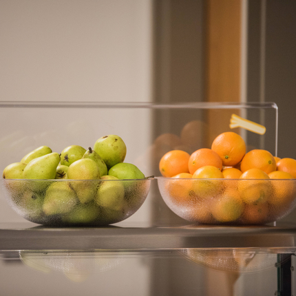 Fruta en tazones de vidrio transparente