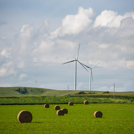 Aerogenerador y fardos de heno