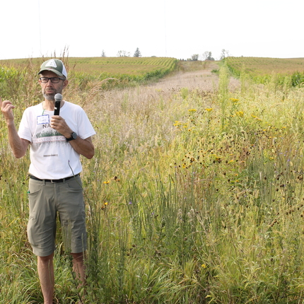 Lee Tesdell hablando en el campo 