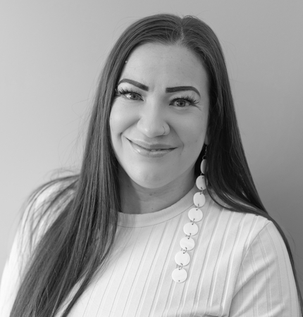 Mujer con pelo largo y largos aretes colgantes. Foto de cabeza en blanco y negro.