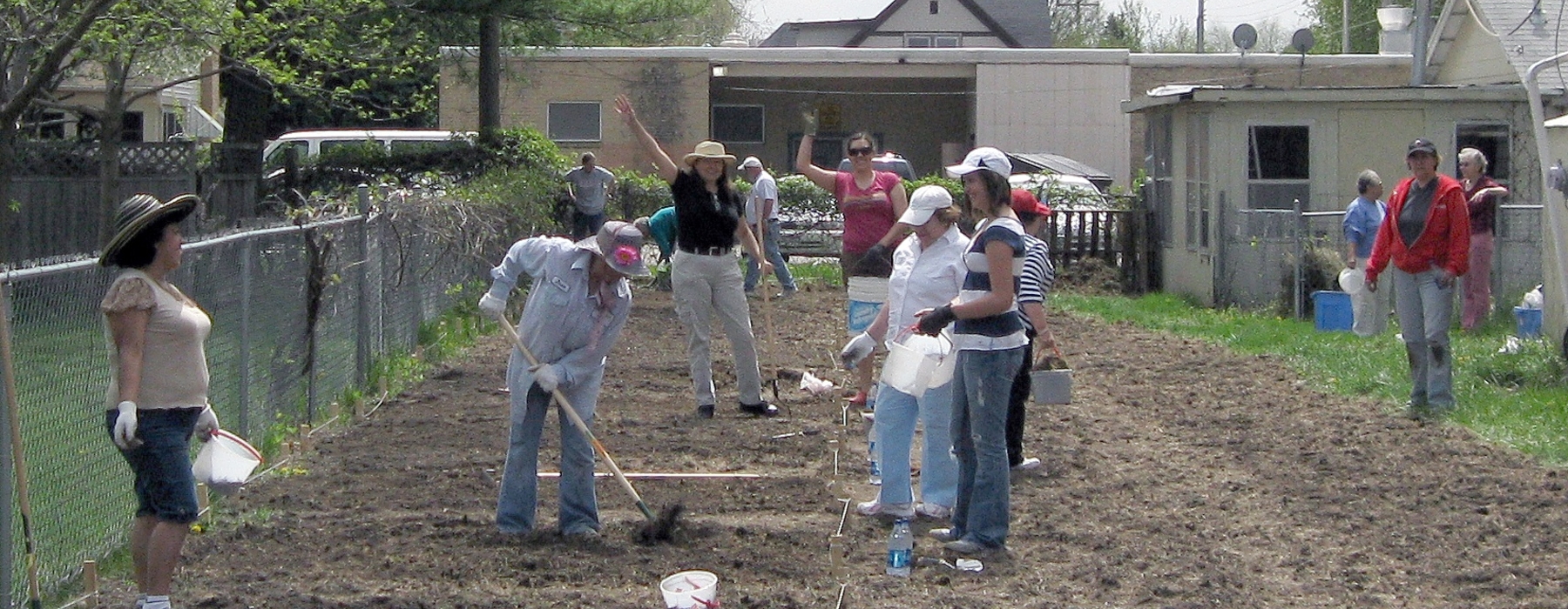 Jardineros que trabajan en el jardín comunitario